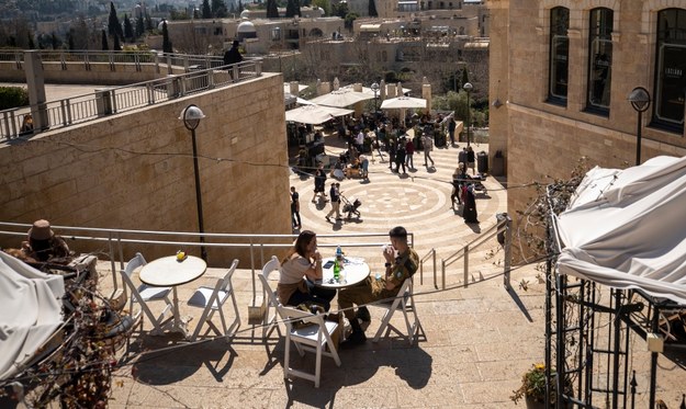 W Izraelu mogą już działać restauracje /ATEF SAFADI  /PAP/EPA