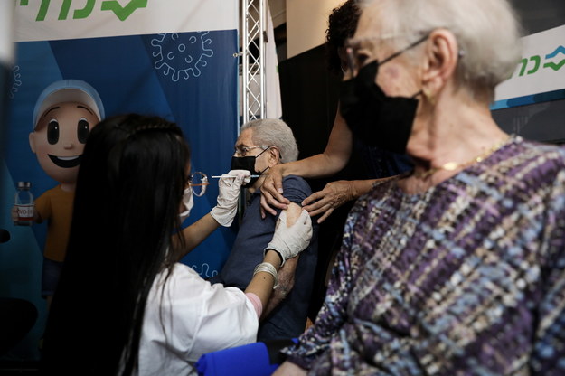 W Izraelu trwa szczepienie trzecią dawką osób powyżej 60. roku życia /ABIR SULTAN /PAP/EPA