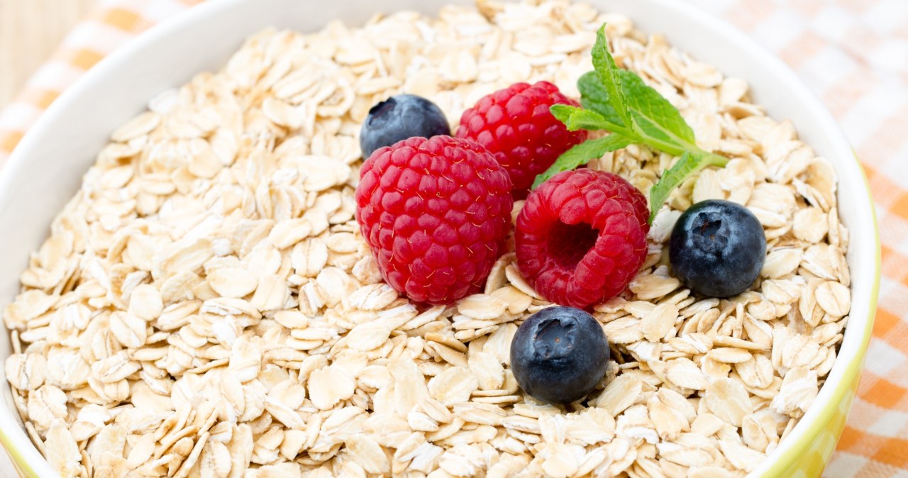 W jadłospisie powinny znaleźć się m.in. ciemne produkty zbożowe, nasiona (np. czarny sezam), rośliny strączkowe.