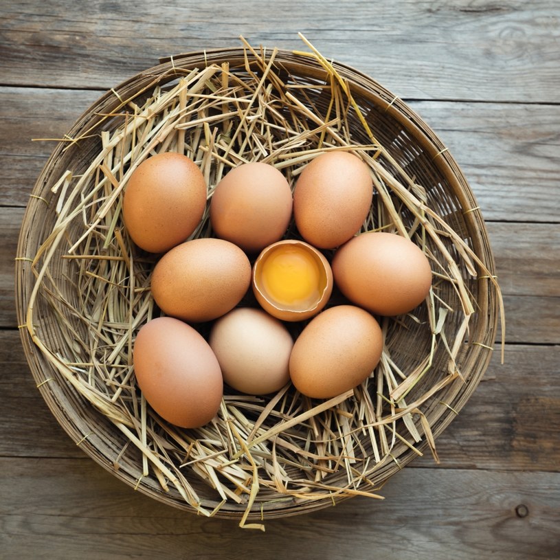 W jajkach znajdziemy  kwas foliowy oraz żelazo. Składniki te wpływają pozytywnie na układ nerwowy /123RF/PICSEL