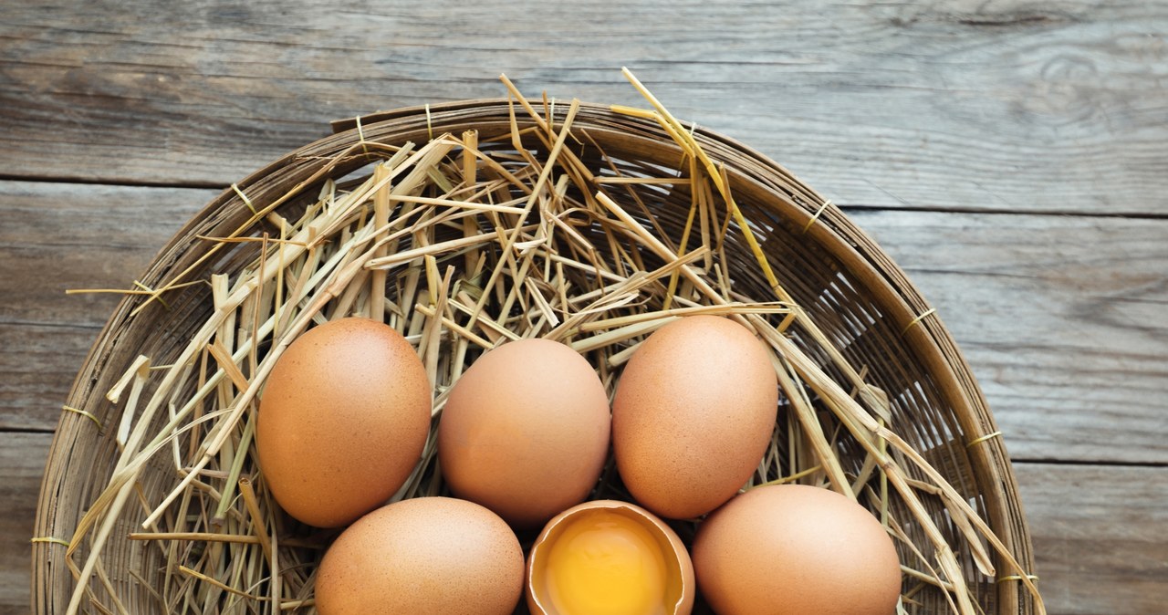 W jajkach znajdziemy  kwas foliowy oraz żelazo. Składniki te wpływają pozytywnie na układ nerwowy /123RF/PICSEL