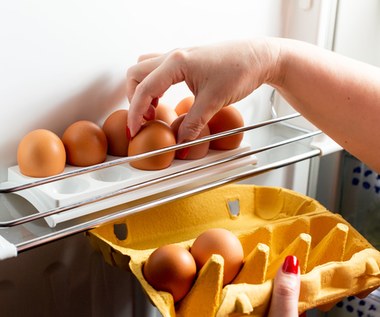 W jaki sposób przechowywać jajka w lodówce? Unikaj tego błędu!