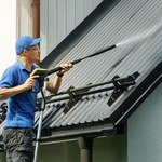 W jaki sposób samodzielnie czyścić dach? Poradnik praktyczny
