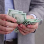 ​W jakich krajach lepiej dać napiwek? W niektórych miejscach to wręcz konieczność