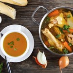 W jakiej kolejności dodawać składniki do rosołu oraz innych zup?