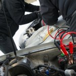 W jakiej kolejności podłączać kable do akumulatora? Prostota może zgubić