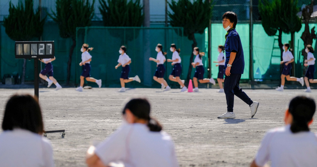 W Japonii problem karoshi dotyczy w dużej mierze nauczycieli. Wielu z nich z powodu przepracowania popada w depresję /East News