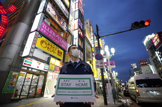 W Japonii wprowadzono stan wyjątkowy w związku z pandemią. Urzędnicy na ulicach zachęcają do pozostania w domu /FRANCK ROBICHON /PAP