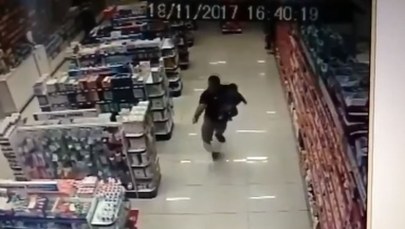 W jednej ręce dziecko, w drugiej pistolet. Policjant po służbie unieszkodliwił dwóch bandytów