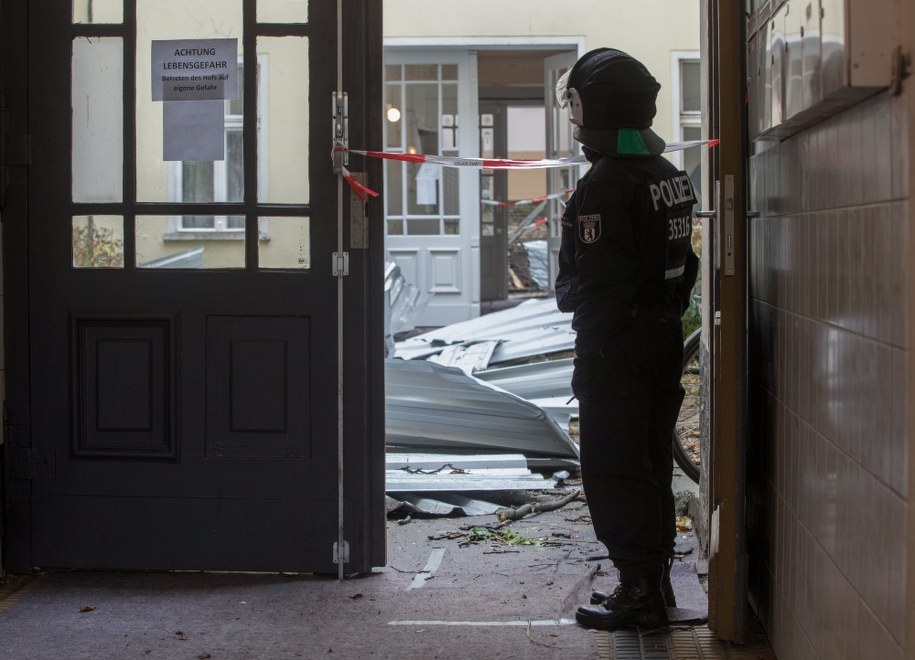 W jednej z kamienic w Berlinie zawaliła się część dachu /ALEXANDER BECHER /PAP/EPA