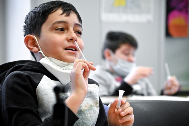 W jednej z niemiecki szkół dzieci same pobierają próbki, do wykonania szybkiego testu na obecność koronawirusa /Sascha Steinbach /PAP/EPA