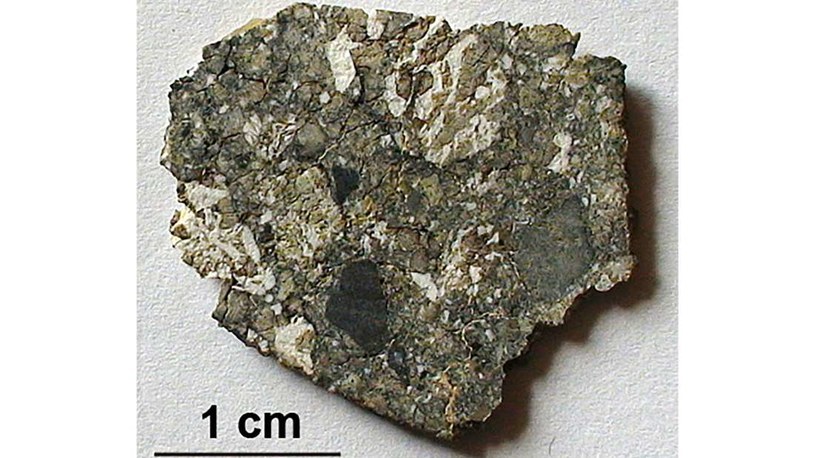 W jednej z próbek z meteorytu księżycowego znaleziono morganit, który powstaje w obecności wody /Fot. Masahiro Kayama /materiały prasowe