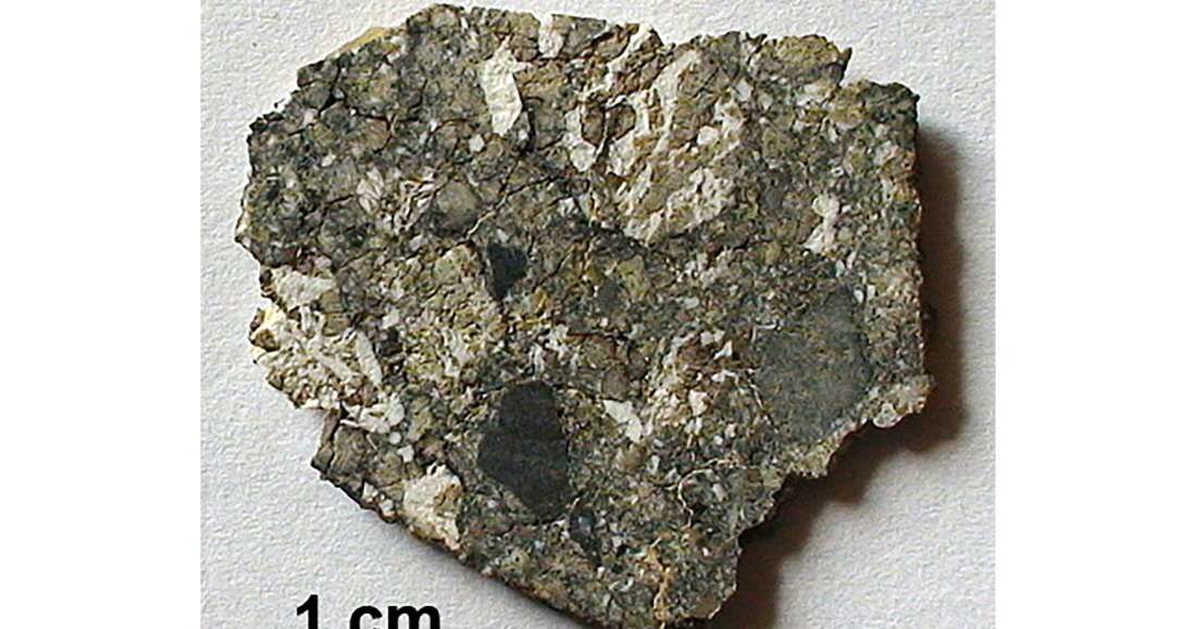 W jednej z próbek z meteorytu księżycowego znaleziono morganit, który powstaje w obecności wody /Fot. Masahiro Kayama /materiały prasowe