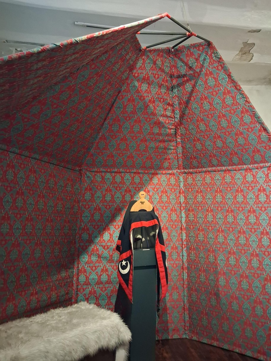 W jednej z sal wystawowych znajdziemy rekonstrukcję żołnierskiego namiotu /Marlena Chudzio /RMF FM