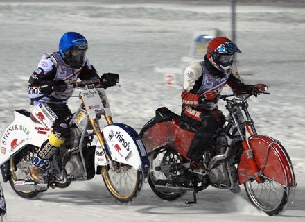 W jednym z biegów jadą Johnny Tuinistra (L) i Nikita Aleksiejew (P). Sanok, 27 stycznia 2008 /INTERIA.PL/PAP