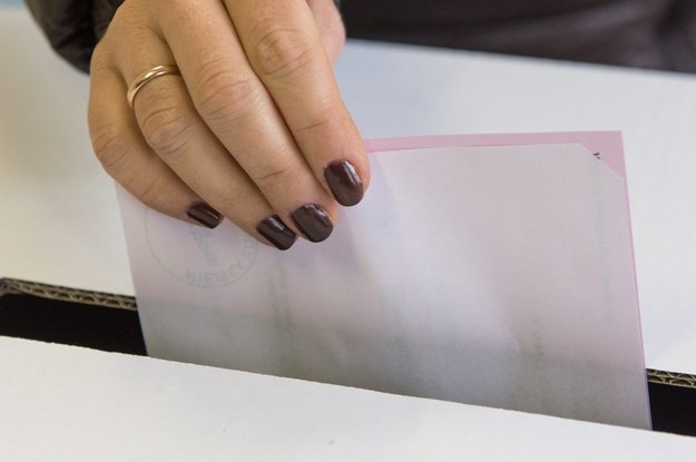 W jednym z lokali wyborczych wydano o jedną kartę do głosowania więcej niż było wyborców /Maciej Kulczyński /PAP