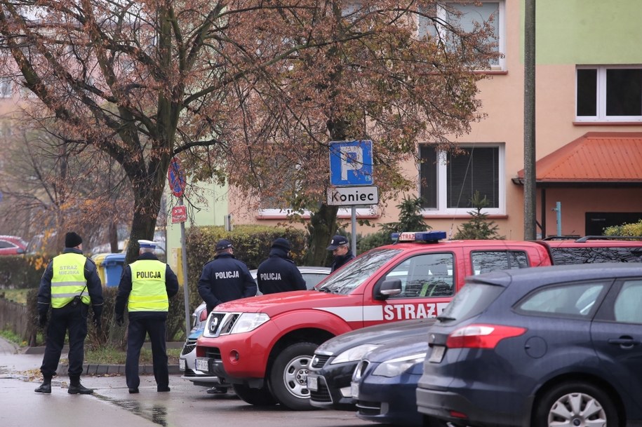 W jednym z mieszkań w bloku przy ul. Kossobudzkiego, funkcjonariusze CBŚP odkryli podejrzane substancje /Piotr Augustyniak /PAP