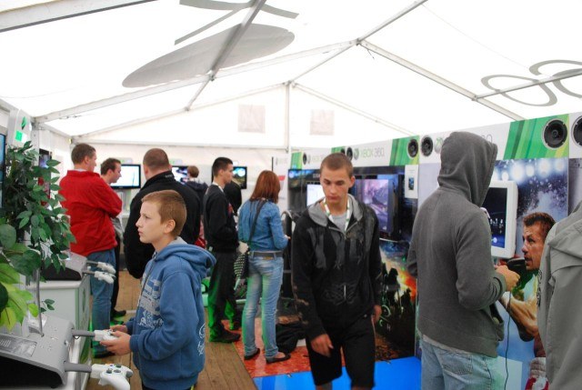 W jednym z namiotów gracze mogli sprawdzić najnowsze produkcje na konsolę Xbox 360 /CDA