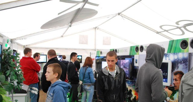 W jednym z namiotów gracze mogli sprawdzić najnowsze produkcje na konsolę Xbox 360 /CDA