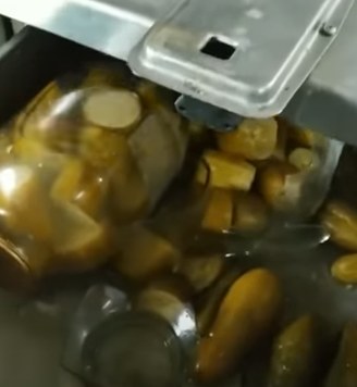W jednym z zakamarków rosyjskiej kuchni polowej były ukryte słoiki z ogórkami /YouTube