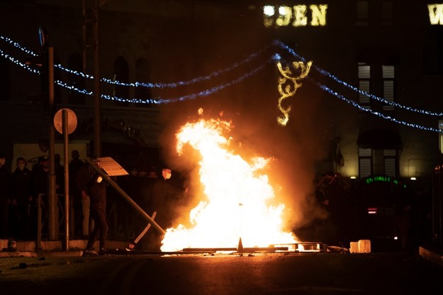 W Jerozolimie doszło w nocy do starć Palestyńczyków z izraelską policją /ATEF SAFADI  /PAP/EPA