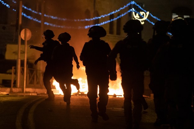 W Jerozolimie doszło w nocy do starć Palestyńczyków z izraelską policją /ATEF SAFADI  /PAP/EPA