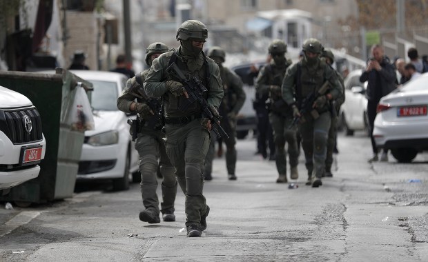 W Jerozolimie policja zachęca do noszenia broni palnej