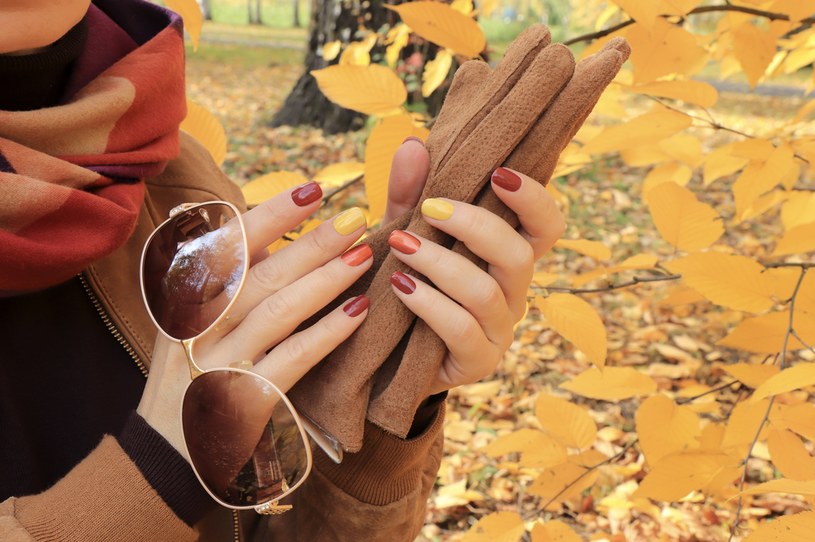 W jesiennym manicure najczęściej wybierane są wyraziste kolory /123RF/PICSEL