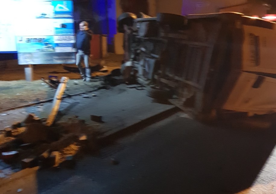 Katowice: Autobus zderzył się z osobówką. Z audi wypadł ...