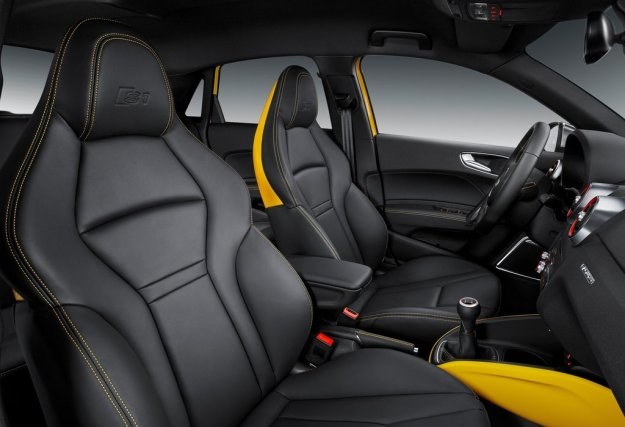 W kabinie Audi S1 pojawiły się m.in. efektowne, kolorowe wstawki i mocno wyprofilowane sportowe fotele z konstrastującymi przeszyciami tapicerki. /Audi
