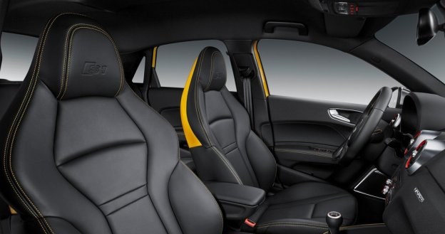 W kabinie Audi S1 pojawiły się m.in. efektowne, kolorowe wstawki i mocno wyprofilowane sportowe fotele z konstrastującymi przeszyciami tapicerki. /Audi