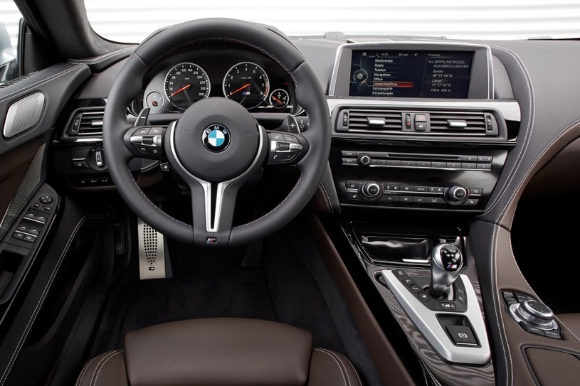 W kabinie BMW M6 Gran Coupe można się poczuć jak w statku kosmicznym, ale po krótkim zapoznaniu się z kokpitem, większość przyrządów jest łatwa w obsłudze. /BMW
