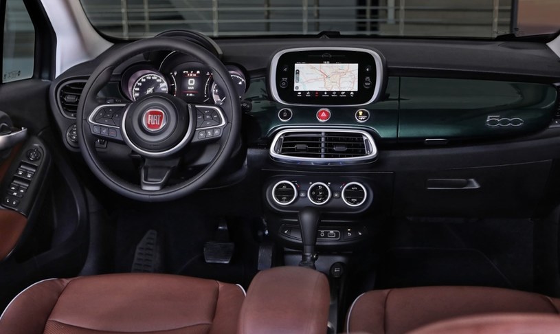 W kabinie Fiata 500X widać pracę stylistów – listwa ozdobna w kolorze nadwozia przed pasażerem ożywia wnętrze auta /materiały prasowe