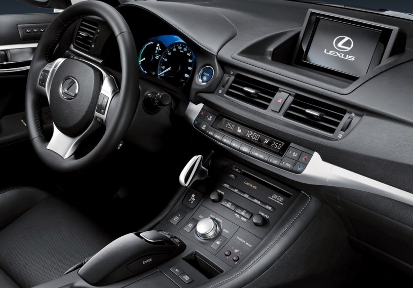 W kabinie Lexusa CT występują także tanio wyglądające materiały, a obsługa multimediów jest niewygodna /materiały prasowe