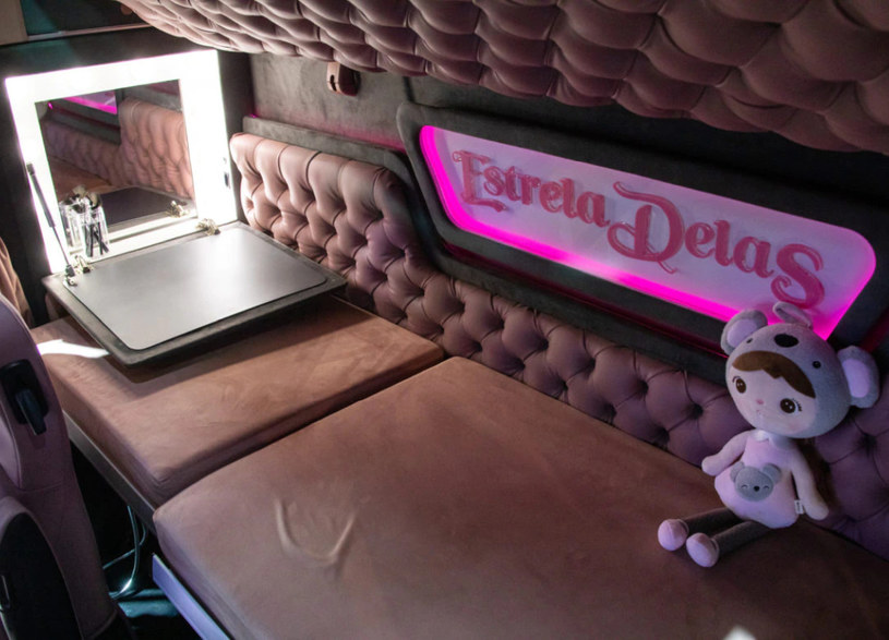 W kabinie Mercedesa Actros Estrela Delas znalazł się specjalny kącik do makijażu /Informacja prasowa