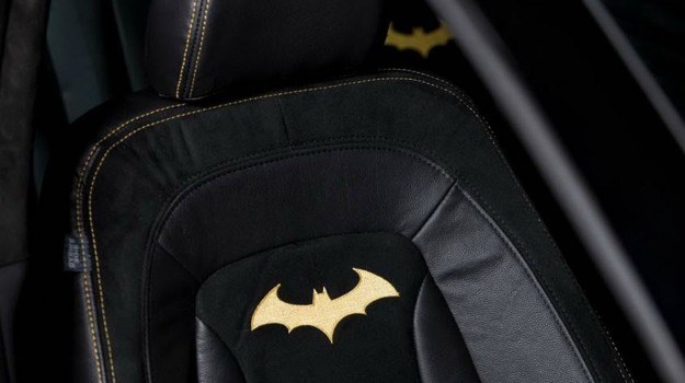 W kabinie nietypowej Optimy czeka m.in. tapicerka ze skóry i zamszu, a na niej - symbol Batmana. /Kia