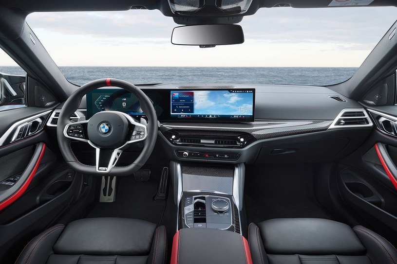 W kabinie nowego BMW serii 4 pojawiają się dwa wielkie ekrany i ścięta, sportowa kierownica /BMW /materiały prasowe