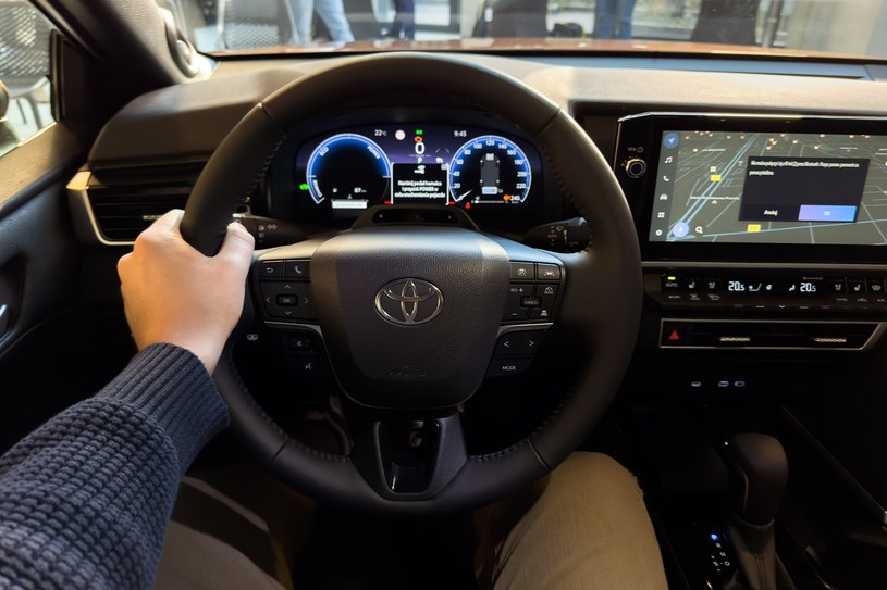 W kabinie nowej Toyoty Camry debiutują cyfrowe wskaźniki i większy ekran systemu multimedialnego /Jan Guss-Gasiński
