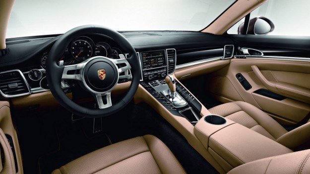 W kabinie Panamery Platinum Edition - półskórzana tapicerka i sportowa kierownica. /Porsche
