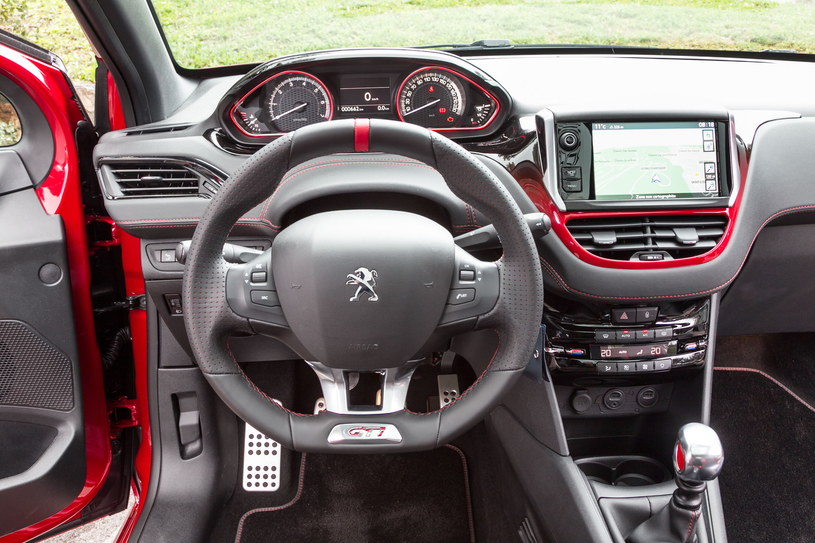 W kabinie Peugeota jest kolorowo, ale panuje delikatny stylistyczny chaos. Na szczęście projekt wnętrza jest zgodny z zasadami ergonomii. Zastrzeżenia można mieć wyłącznie do mało czytelnej obsługi multimedialnego systemu oraz ustawienia kierownicy, która choć jest bardzo wygodna, to może zasłaniać wskaźniki. /Peugeot