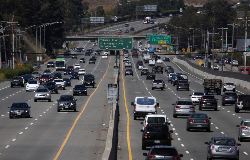 W Kalifornii od 2035 roku nie będzie można sprzedawać samochodów spalinowych /Getty Images