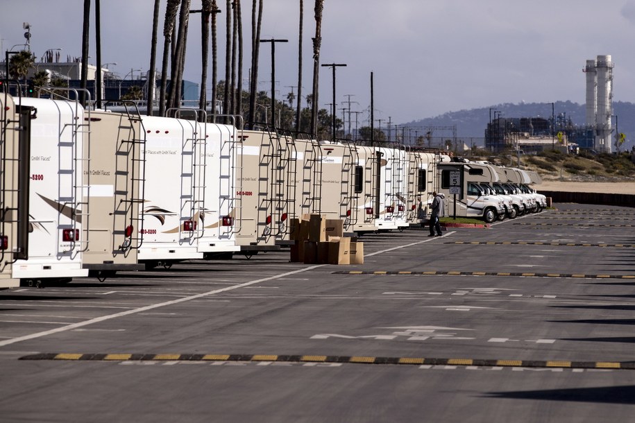 W Kalifornii ustawiane są przyczepy, gdzie będą przebywać osoby, które muszą zostać poddane izolacji /ETIENNE LAURENT /PAP