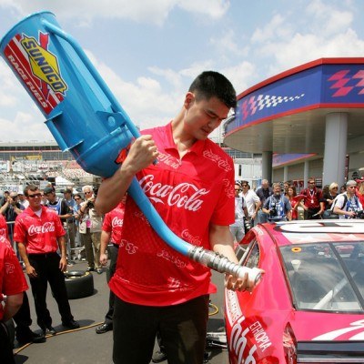 W kampanii promocyjnej Coca-Coli wystąpił znany chiński koszykarz Yao Ming /AFP