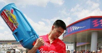 W kampanii promocyjnej Coca-Coli wystąpił znany chiński koszykarz Yao Ming /AFP