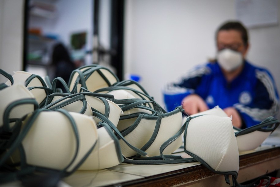 W Kanadzie na Covid-19 może umrzeć od 11 tys. do 300 tys. osób /CESARE ABBATE /PAP/EPA