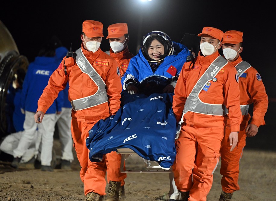 W kapsule, która wylądowała na pustyni Gobi w Azji Wschodniej około godz. 13:10 czasu polskiego, znajdowali się dowódca misji Shenzhou-14 Chen Dong oraz jej pozostali uczestnicy - Liu Yang i Cai Xuzh /Li Gang /PAP/EPA