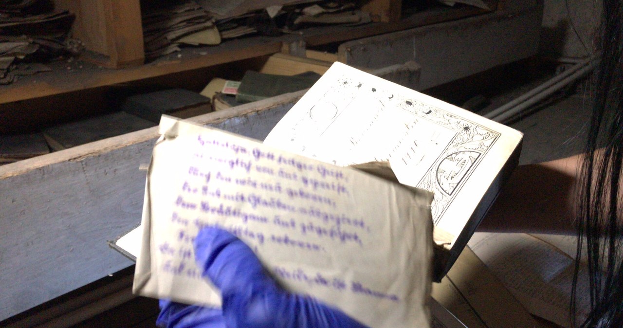W kapsule w Głuszycy znaleziono śpiewniki, zapisy nutowe, gazety i modlitewniki z początku XX wieku