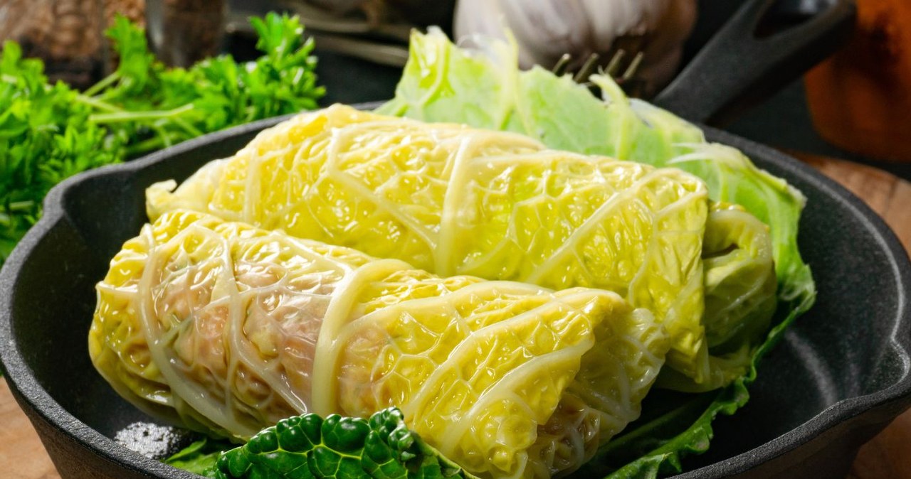 W kapustę włoską zawiń farsz do gołąbków - obiad wyjdzie rewelacyjnie /arfo /Canva Pro