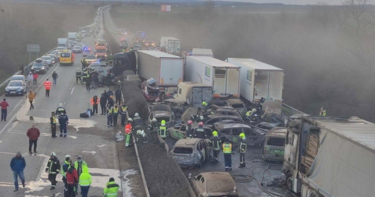 W karambolu na Węgrzech zderzyło się ponad 40 pojazdów /Policja