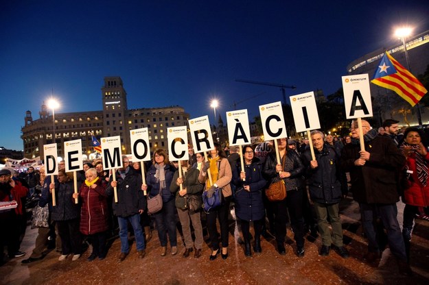 W Katalonii przeciwko procesowi separatystów manifestowały tysiące osób /ENRIC FONTCUBERTA /PAP/EPA
